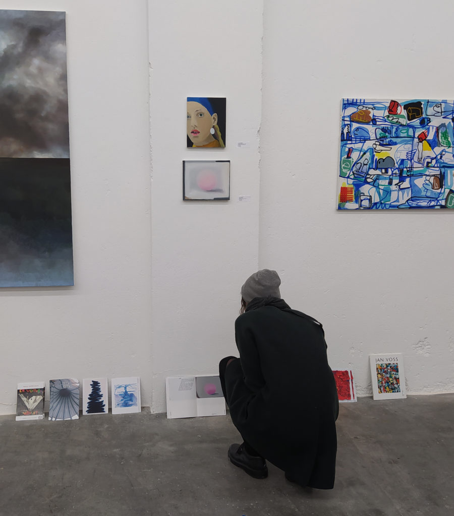 La jeune fille à l'intrigant et un flocon rose à la Fondation Fernet-Branca - stand Galerie Chantal Bamberger.